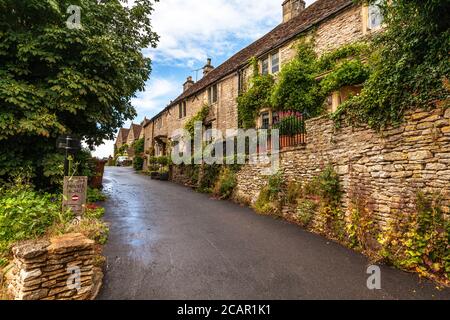 Une route entre les célèbres cottages en nid d'abeille dans le village de campagne de Castle Combe dans les Cotswolds, Royaume-Uni Banque D'Images