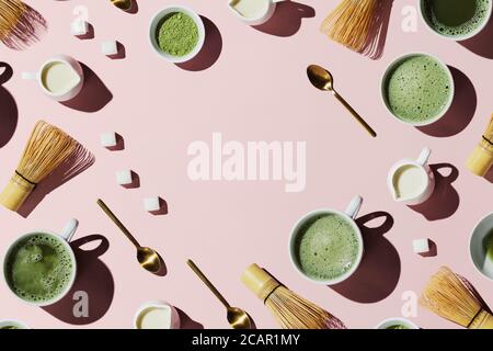 Pose plate d'outils pour la fabrication et de tasses de vegan matcha latte au lait d'avoine Banque D'Images