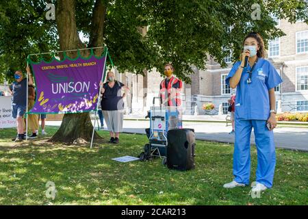 Bristol, Royaume-Uni. 8 août 2020. Une infirmière étudiante du NHS est photographiée au College Green comme s’exprime devant les manifestants lors d’une campagne pour un rassemblement de « justice salariale ». Des milliers de travailleurs du NHS dans les villes du Royaume-Uni ont pris part à des manifestations socialement distancées afin de se faire une colère, qui, malgré tous leurs efforts durant la pandémie, ont été ignorés et exclus des augmentations de salaires récemment annoncées dans le secteur public. Credit: Lynchpics/Alamy Live News Banque D'Images