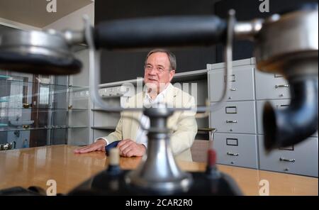 08 août 2020, Saxe-Anhalt, Dessau-Roßlau: Armin Laschet (CDU), Premier ministre de l'État de Rhénanie-du-Nord-Westphalie, siège dans l'étude historique des directeurs des époques passées au Bauhaus Dessau. Laschet se rend en Saxe-Anhalt à l'invitation de R. Haseloff, Premier ministre de l'État de Saxe-Anhalt. Photo: Sebastian Willnow/dpa-Zentralbild/dpa Banque D'Images