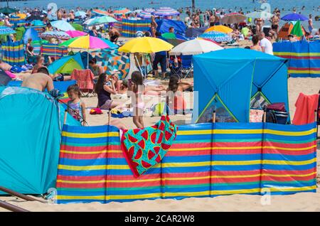 Bournemouth, Dorset, Royaume-Uni. 8 août 2020. Météo au Royaume-Uni : plages animées à Bournemouth tandis que les amateurs de soleil affluent en bord de mer par une journée chaude et humide alors que la vague de chaleur continue et que les températures augmentent. Les baigneurs de soleil baignent le soleil. Crédit : Carolyn Jenkins/Alay Live News Banque D'Images