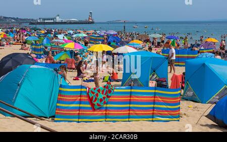 Bournemouth, Dorset, Royaume-Uni. 8 août 2020. Météo au Royaume-Uni : plages animées à Bournemouth tandis que les amateurs de soleil affluent en bord de mer par une journée chaude et humide alors que la vague de chaleur continue et que les températures augmentent. Les baigneurs de soleil baignent le soleil. Crédit : Carolyn Jenkins/Alay Live News Banque D'Images