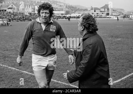 Le flanker de Llanelli RFC Alan James quitte le terrain lors de la demi-finale de la coupe WRU avec le Bridgend RFC qui s'est tenu au terrain de rugby et de cricket de St Helens, à Swansea, au pays de Galles, le 23 mars 1975. Banque D'Images