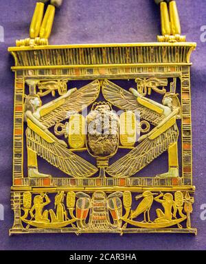 Égypte, le Caire, Musée égyptien, bijoux trouvés dans la nécropole royale de Tannis, enterrement de Psusennes : pectoral en 2 parties, joint par une charnière. Banque D'Images