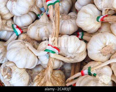 Macro d'ail avec le drapeau italien Banque D'Images