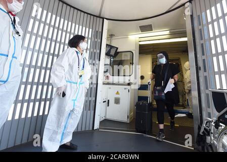 Vienne, Autriche. 8 août 2020. Les passagers sortent du vol CA841 d'Air China depuis Beijing à l'aéroport international de Vienne, en Autriche, le 8 août 2020. Le premier vol direct de passagers de Pékin à Vienne depuis le déclenchement de l'épidémie COVID-19 est arrivé samedi à Vienne. La route sera planifiée chaque samedi, selon son opérateur Air China. Credit: Guo Chen/Xinhua/Alay Live News Banque D'Images