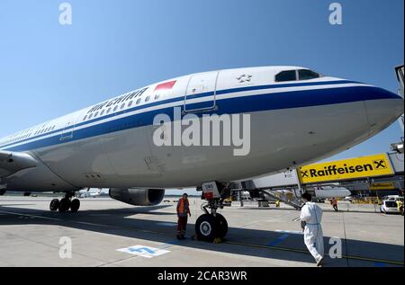 Vienne, Autriche. 8 août 2020. Vol air China CA841 depuis les terres de Beijing à l'aéroport international de Vienne, Autriche, le 8 août 2020. Le premier vol direct de passagers de Pékin à Vienne depuis le déclenchement de l'épidémie COVID-19 est arrivé samedi à Vienne. La route sera planifiée chaque samedi, selon son opérateur Air China. Credit: Guo Chen/Xinhua/Alay Live News Banque D'Images