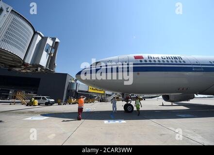 Vienne, Autriche. 8 août 2020. Vol air China CA841 depuis les terres de Beijing à l'aéroport international de Vienne, Autriche, le 8 août 2020. Le premier vol direct de passagers de Pékin à Vienne depuis le déclenchement de l'épidémie COVID-19 est arrivé samedi à Vienne. La route sera planifiée chaque samedi, selon son opérateur Air China. Credit: Guo Chen/Xinhua/Alay Live News Banque D'Images