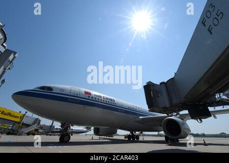 Vienne, Autriche. 8 août 2020. Vol air China CA841 depuis les terres de Beijing à l'aéroport international de Vienne, Autriche, le 8 août 2020. Le premier vol direct de passagers de Pékin à Vienne depuis le déclenchement de l'épidémie COVID-19 est arrivé samedi à Vienne. La route sera planifiée chaque samedi, selon son opérateur Air China. Credit: Guo Chen/Xinhua/Alay Live News Banque D'Images