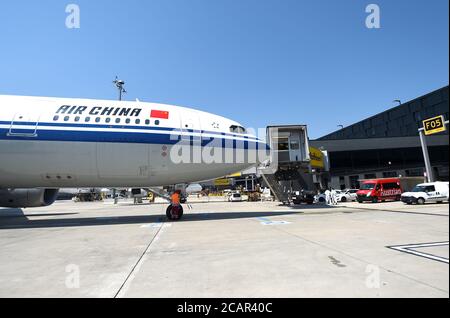 Vienne, Autriche. 8 août 2020. Vol air China CA841 depuis les terres de Beijing à l'aéroport international de Vienne, Autriche, le 8 août 2020. Le premier vol direct de passagers de Pékin à Vienne depuis le déclenchement de l'épidémie COVID-19 est arrivé samedi à Vienne. La route sera planifiée chaque samedi, selon son opérateur Air China. Credit: Guo Chen/Xinhua/Alay Live News Banque D'Images