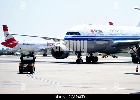 Vienne, Autriche. 8 août 2020. Vol air China CA841 depuis les terres de Beijing à l'aéroport international de Vienne, Autriche, le 8 août 2020. Le premier vol direct de passagers de Pékin à Vienne depuis le déclenchement de l'épidémie COVID-19 est arrivé samedi à Vienne. La route sera planifiée chaque samedi, selon son opérateur Air China. Credit: Guo Chen/Xinhua/Alay Live News Banque D'Images