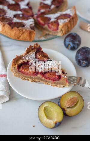 tarte aux amandes de vanille maison avec prunes Banque D'Images