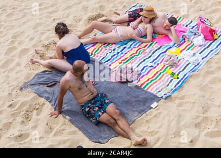 Bournemouth, Dorset, Royaume-Uni. 8 août 2020. Météo au Royaume-Uni : plages animées à Bournemouth tandis que les amateurs de soleil affluent en bord de mer par une journée chaude et humide alors que la vague de chaleur continue et que les températures augmentent. Les baigneurs de soleil baignent le soleil. Crédit : Carolyn Jenkins/Alay Live News Banque D'Images