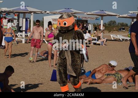 Station balnéaire d'Anapa, homme habillé comme une tortue Ninja Banque D'Images