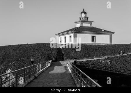 Ribadeo, Espagne. Le phare d'Illa Pancha, une île sur la côte de la Galice Banque D'Images