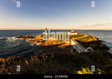 Ribadeo, Espagne. Le phare d'Illa Pancha, une île sur la côte de la Galice Banque D'Images