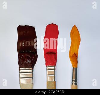 pinceaux avec peinture sur fond blanc Banque D'Images