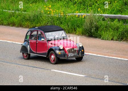 1987 marron noir des années 80 Citroën 2 CV6 ; véhicules routiers automobiles, moteur avant refroidi par air, petite voiture urbaine compacte, voiture économique à traction avant sur les routes britanniques, moteurs français classiques, conduite sur le réseau d'autoroutes M6. Banque D'Images