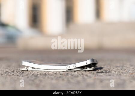 Smartphone mobile cassé, mise au point sélective, extérieur. Smartphone dont l'écran est cassé (fissuré). Smartphone gravement endommagé, ne peut pas être Rep Banque D'Images