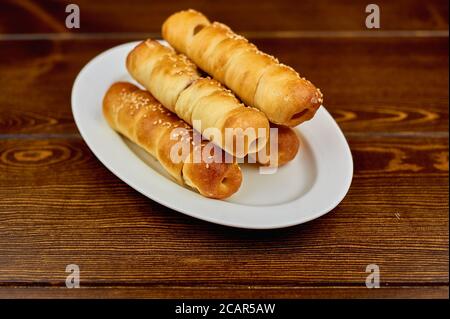 Une assiette de hot dogs assis sur le dessus d'un table en bois Banque D'Images