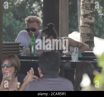 MIAMI BEACH, FL - DÉCEMBRE 21: Le grand tennis Boris Becker ( AKA Boris Franz Becker) avec son épouse Sharlely «Lilly» Kerssenberg (modèle, M. Juin-2009, un fils). L'ancien joueur de tennis a été vu se détendre dans un hôtel de Floride tandis que sa femme Sharlely 'Lilly' Kerssenberg a baigné le soleil dans un petit deux-morceau à leur hôtel de South Beach. Le 21 décembre 2011 à Miami Beach, Floride personnes: Boris Becker Sharlely Kerssenberg crédit: Storms Media Group/Alay Live News Banque D'Images