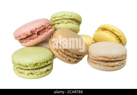 Plusieurs macarons multicolores, tons pastel, isolés sur fond blanc Banque D'Images