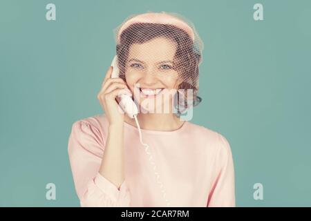 Travailler dans le Centre d'appels. Femme secrétaire avec téléphone faisant le service à la clientèle. Banque D'Images