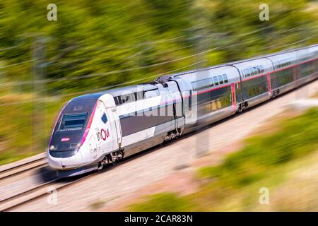 Ver-sur-Launette, France - 29 juillet 2020 : un TGV Duplex inOui train à grande vitesse de la compagnie française SNCF conduit à pleine vitesse dans le pays Banque D'Images