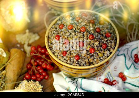 Cuisine ukrainienne traditionnelle kutya. Cuisine traditionnelle pour la veille de noël en Biélorussie, Ukraine et Pologne. Kutya de bouillie de Noël. Banque D'Images