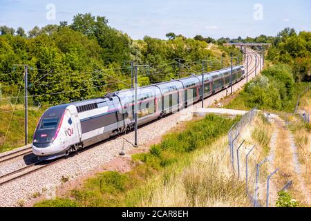 Un TGV inOui de la compagnie sncf relie Lille à Paris par la ligne LGV Nord, la ligne ferroviaire à grande vitesse nord-européenne. Banque D'Images