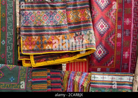 Bhoutan, col de Lawala. Situé à la frontière du district de Bumthang et du district de Mongar. Camp de l'herder du yak féminin nomade. Tapis de yack tissé à la main traditionnel. Banque D'Images