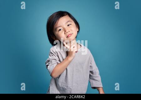 Magnifique petit spectacle asiatique pour enfants, émerveillez, imaginez, pensez ou hésitez. Espace vide en studio, isolé sur fond bleu coloré. L'éducation concep Banque D'Images