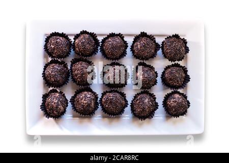 Brigadeiro. Sucré brésilien traditionnel. Isolé sur fond blanc Banque D'Images