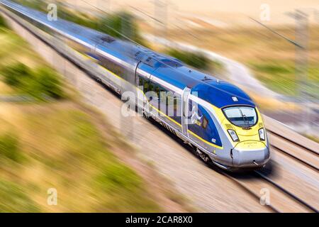 Baron, France - 29 juillet 2020 : un train à grande vitesse Eurostar e320 se conduit à pleine vitesse dans la campagne française (impression d'artiste). Banque D'Images