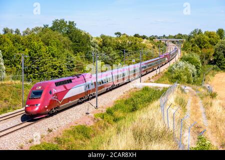 Un train à grande vitesse Thalys relie Bruxelles à Paris sur la ligne LGV Nord, la ligne ferroviaire à grande vitesse nord-européenne, dans la campagne française. Banque D'Images