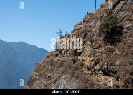 Bhoutan, Paro. Taktshang Goemba ou le monastère Tiger’s Nest, l’un des sites religieux les plus sacrés du Bhoutan. Sentier de randonnée de haute altitude. Banque D'Images