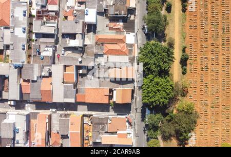 Sao Paulo, Brésil. 08 août 2020. Image aérienne du cimetière de Vila Formosa, le plus grand d'Amérique latine situé dans la région orientale de la ville de São Paulo pendant la pandémie du nouveau coronavirus. Ce week-end, le Brésil atteint le seuil de 100 mille morts par COVID-19, et il a atteint le seuil de 3 millions de personnes ont déjà été contaminées. Credit: Brésil photo Press/Alamy Live News Credit: Brésil photo Press/Alamy Live News Banque D'Images