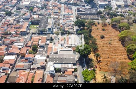 Sao Paulo, Brésil. 08 août 2020. Image aérienne du cimetière de Vila Formosa, le plus grand d'Amérique latine situé dans la région orientale de la ville de São Paulo pendant la pandémie du nouveau coronavirus. Ce week-end, le Brésil atteint le seuil de 100 mille morts par COVID-19, et il a atteint le seuil de 3 millions de personnes ont déjà été contaminées. Credit: Brésil photo Press/Alamy Live News Credit: Brésil photo Press/Alamy Live News Banque D'Images