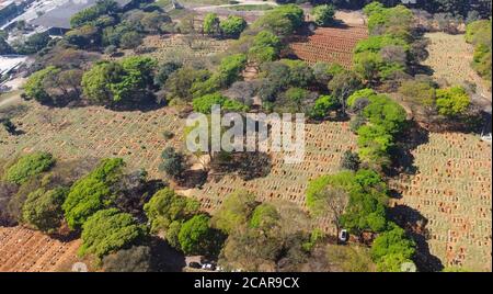 Sao Paulo, Brésil. 08 août 2020. Image aérienne du cimetière de Vila Formosa, le plus grand d'Amérique latine situé dans la région orientale de la ville de São Paulo pendant la pandémie du nouveau coronavirus. Ce week-end, le Brésil atteint le seuil de 100 mille morts par COVID-19, et il a atteint le seuil de 3 millions de personnes ont déjà été contaminées. Credit: Brésil photo Press/Alamy Live News Credit: Brésil photo Press/Alamy Live News Banque D'Images