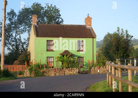 2020 août - Somerset cottage vert coloré Banque D'Images