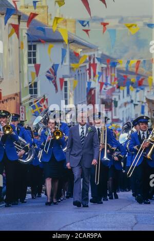 Helston Town Band dirige les danseurs à Flora Day, Helston, Cornwall, Angleterre, Royaume-Uni. 1991 Banque D'Images