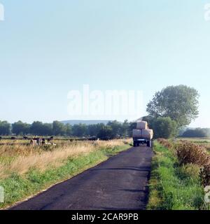 Août 2020 - Somerset Farming - chargement de balles sur une remorque ramenée à la ferme, champ Banque D'Images