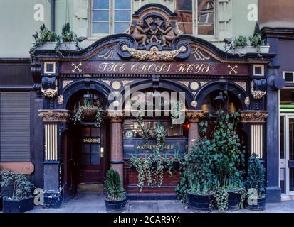 Extérieur du pub Cross Keys, Endell Street, Covent Garden, Londres, Angleterre, Royaume-Uni. Vers 1985 Banque D'Images