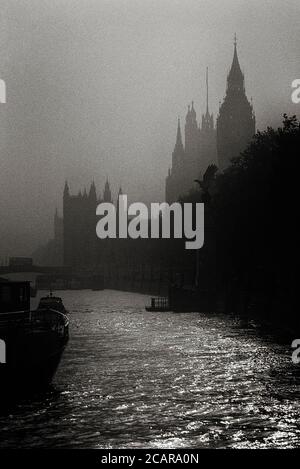 Palais de Westminster / chambres du Parlement dans le brouillard. Londres. L'Angleterre. UK Banque D'Images