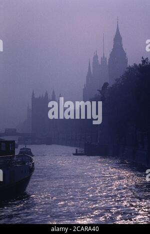 Palais de Westminster / chambres du Parlement dans le brouillard. Londres. L'Angleterre. UK Banque D'Images