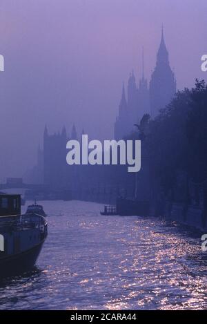 Palais de Westminster / chambres du Parlement dans le brouillard. Londres. L'Angleterre. UK Banque D'Images