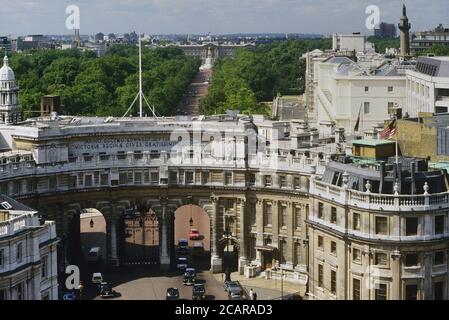 L'Admiralty Arch regarde le mall au palais de Buckingham, Londres, Angleterre, Royaume-Uni. Circa 1980 Banque D'Images