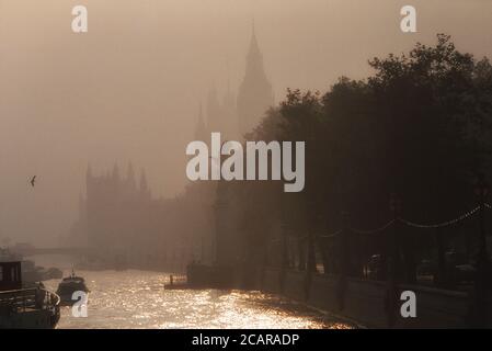 Palais de Westminster / chambres du Parlement dans le brouillard. Londres. L'Angleterre. UK Banque D'Images