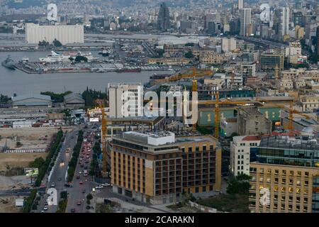 LIBAN, Beyrouth, port de Beyrouth, à gauche grain Silo qui a explosé en août 2020 / LIBANON, Beyrouth, Hafen am Mittelmeer, Liens Getreide Silo der im août 2020 durch einen explosion zerstört wurde Banque D'Images