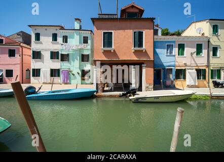 Île de Burano, lagune vénitienne, Venise, Italie, panorama avec les façades de maisons de pêcheurs de couleur typique donnant sur un canal avec de petits bateaux Banque D'Images